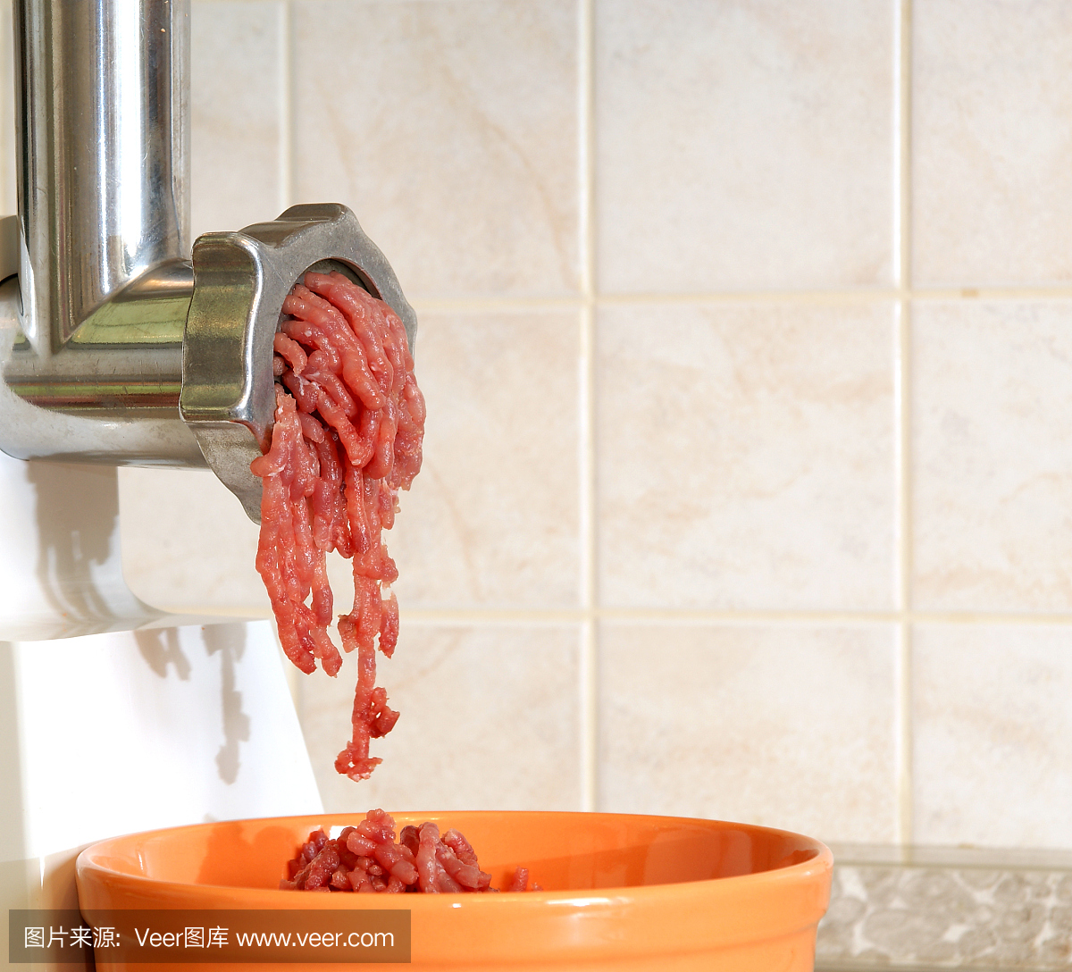 絞肉機在工作。生牛肉