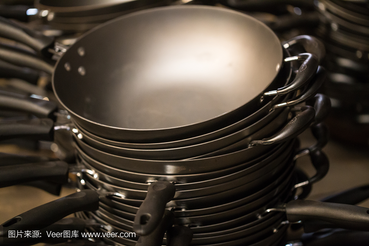 鍋在準(zhǔn)備中堆放在工廠